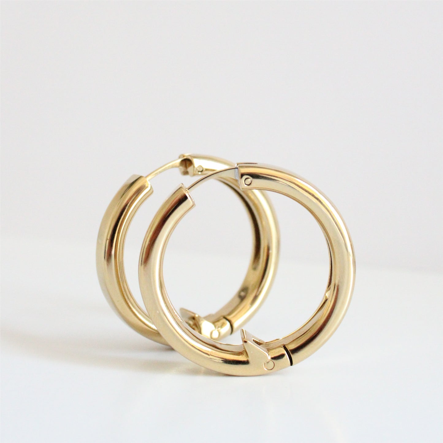 Designed to be the perfect finishing touch to any outfit, these simple and streamlined hoops function as a bottle opener. Like rays of sunshine, these are gold-plated stainless steel hoops that add touches of warmth.